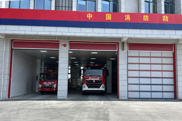 泰州消防站車庫提升門：遠(yuǎn)程集成控制，應(yīng)急迅速出動